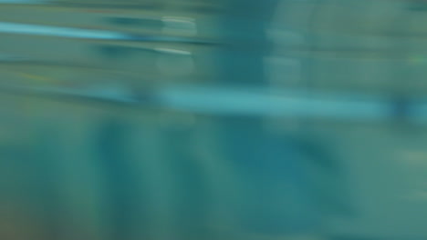 Blaue-Wasseroberfläche-In-Einem-Schwimmbad.-Wellenhintergrund-Blau